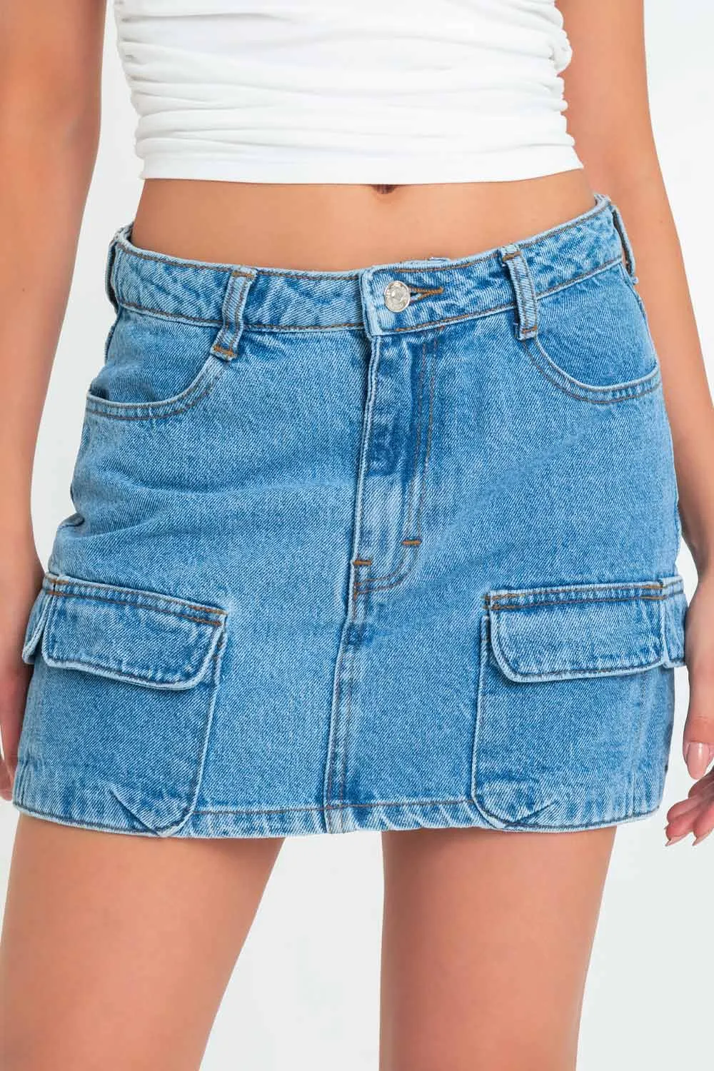 Falda corta cargo de denim ajustada