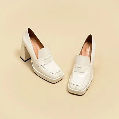 Heeled loafers in ecru patent