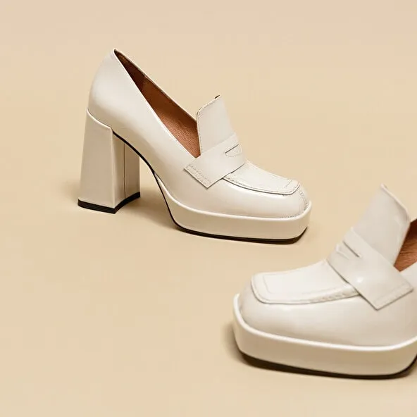 Heeled loafers in ecru patent