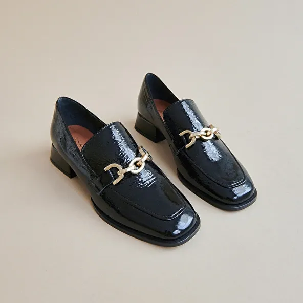 Loafers with gold buckles in black pleated patent