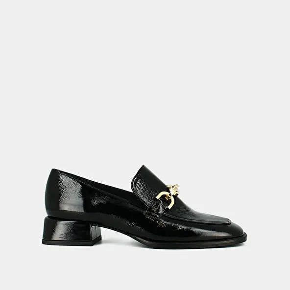 Loafers with gold buckles in black pleated patent