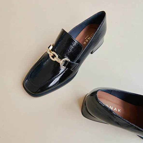 Loafers with gold buckles in black pleated patent