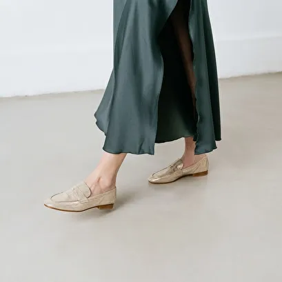 Loafers with small heels in platinum laminated suede