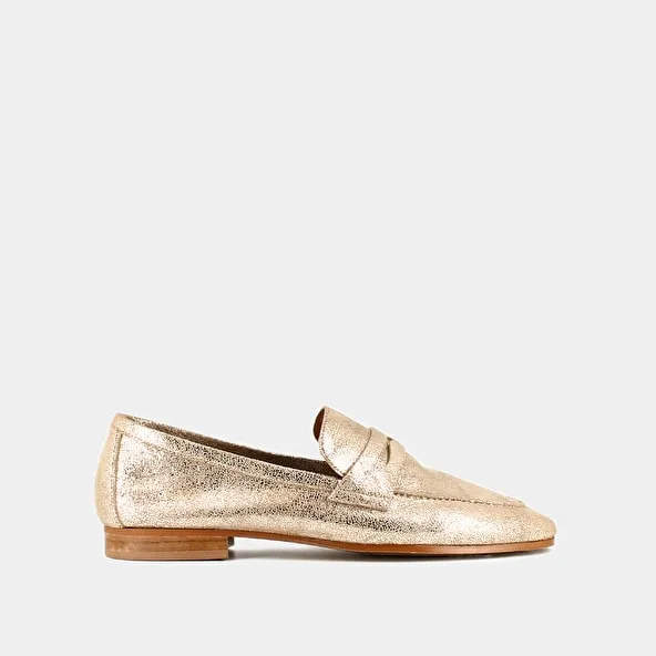 Loafers with small heels in platinum laminated suede