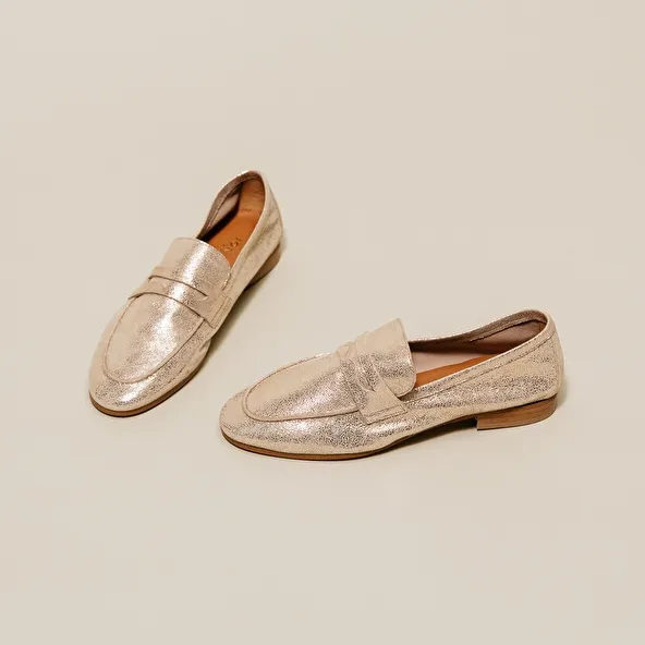 Loafers with small heels in platinum laminated suede