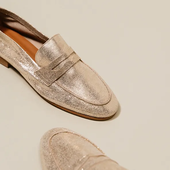 Loafers with small heels in platinum laminated suede