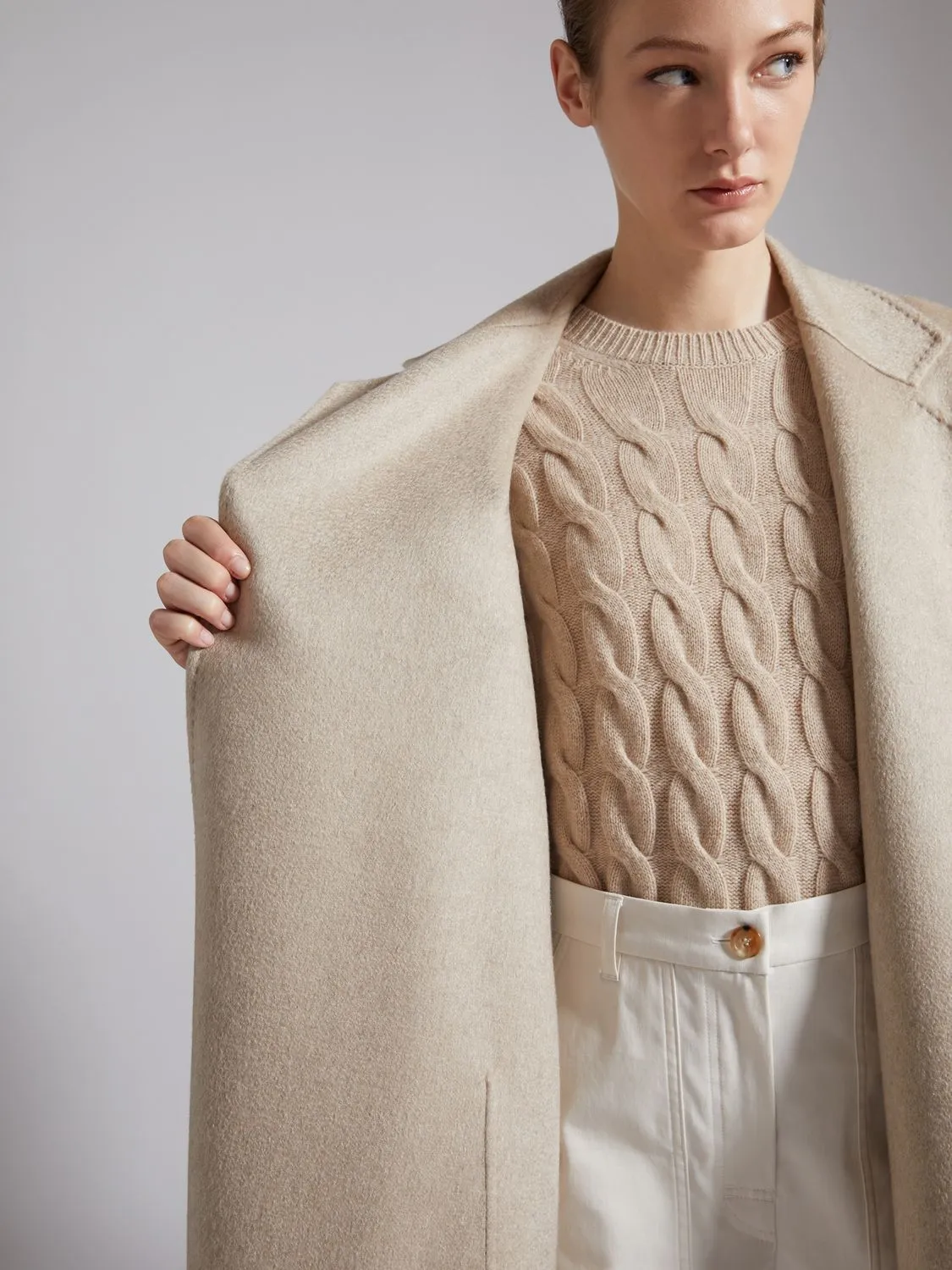 MAX MARA Luxurious Cashmere Jacket in Beige for the Modern Woman