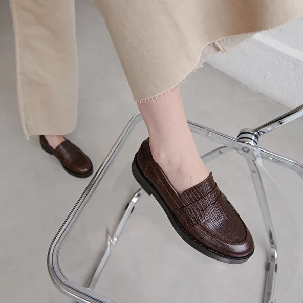 Round-toed loafers in brown reptile leather