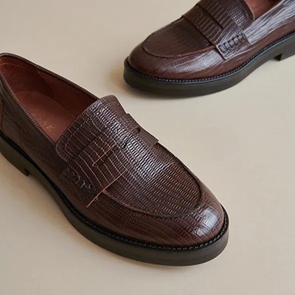 Round-toed loafers in brown reptile leather