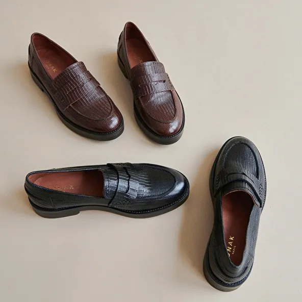 Round-toed loafers in brown reptile leather