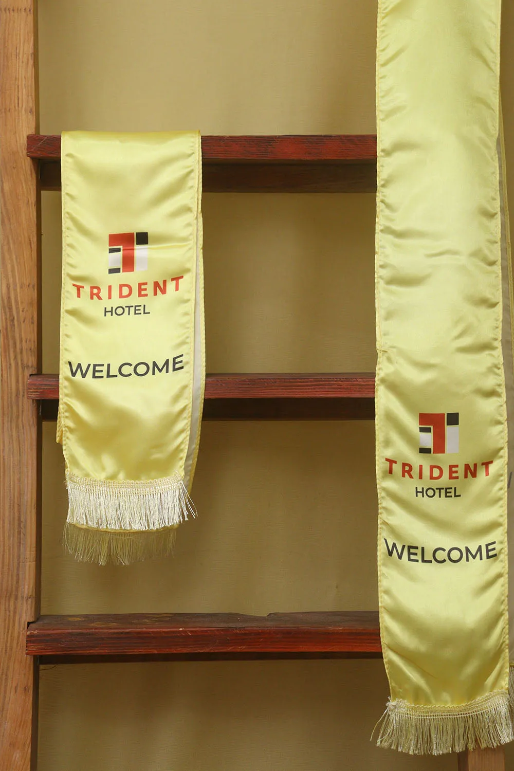 Trident's Welcome Weave: A Stole of Opulence, Hospitality Unveiled ( Set Of 1 )