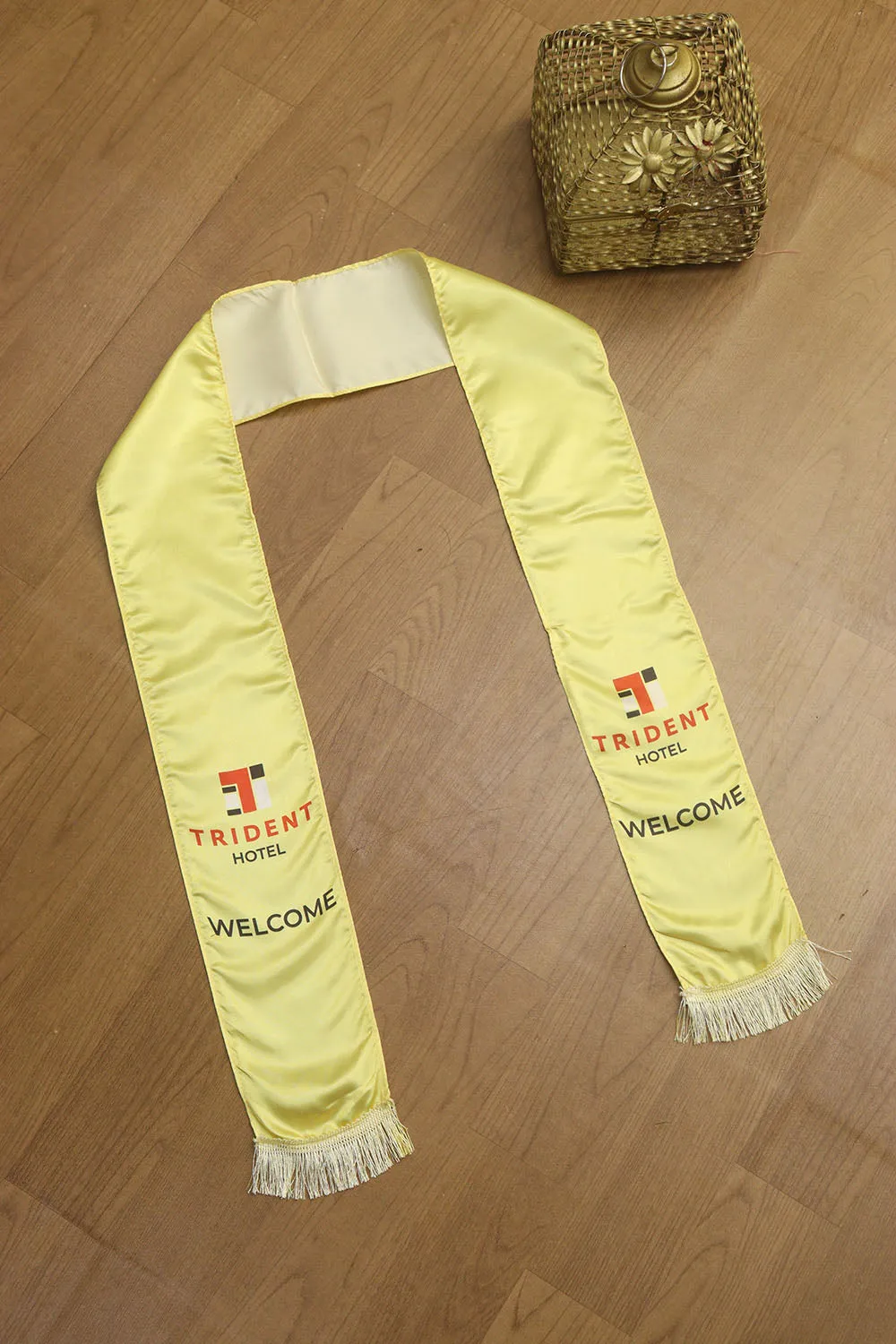 Trident's Welcome Weave: A Stole of Opulence, Hospitality Unveiled ( Set Of 1 )